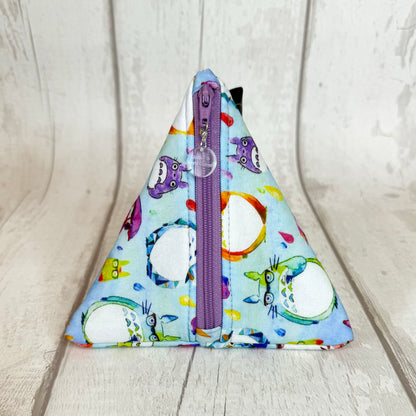 Pochette zippée en tissu pyramide à motifs Totoro arc-en-ciel bleu
