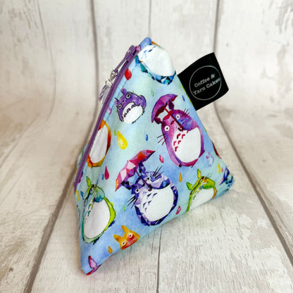 Pochette zippée en tissu pyramide à motifs Totoro arc-en-ciel bleu